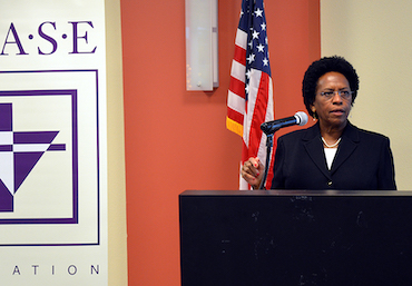 elaine-gross-podium-1240